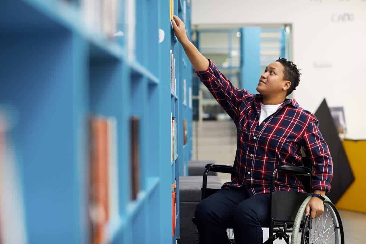 Faculdade não pode impedir matrícula de portadora de deficiência