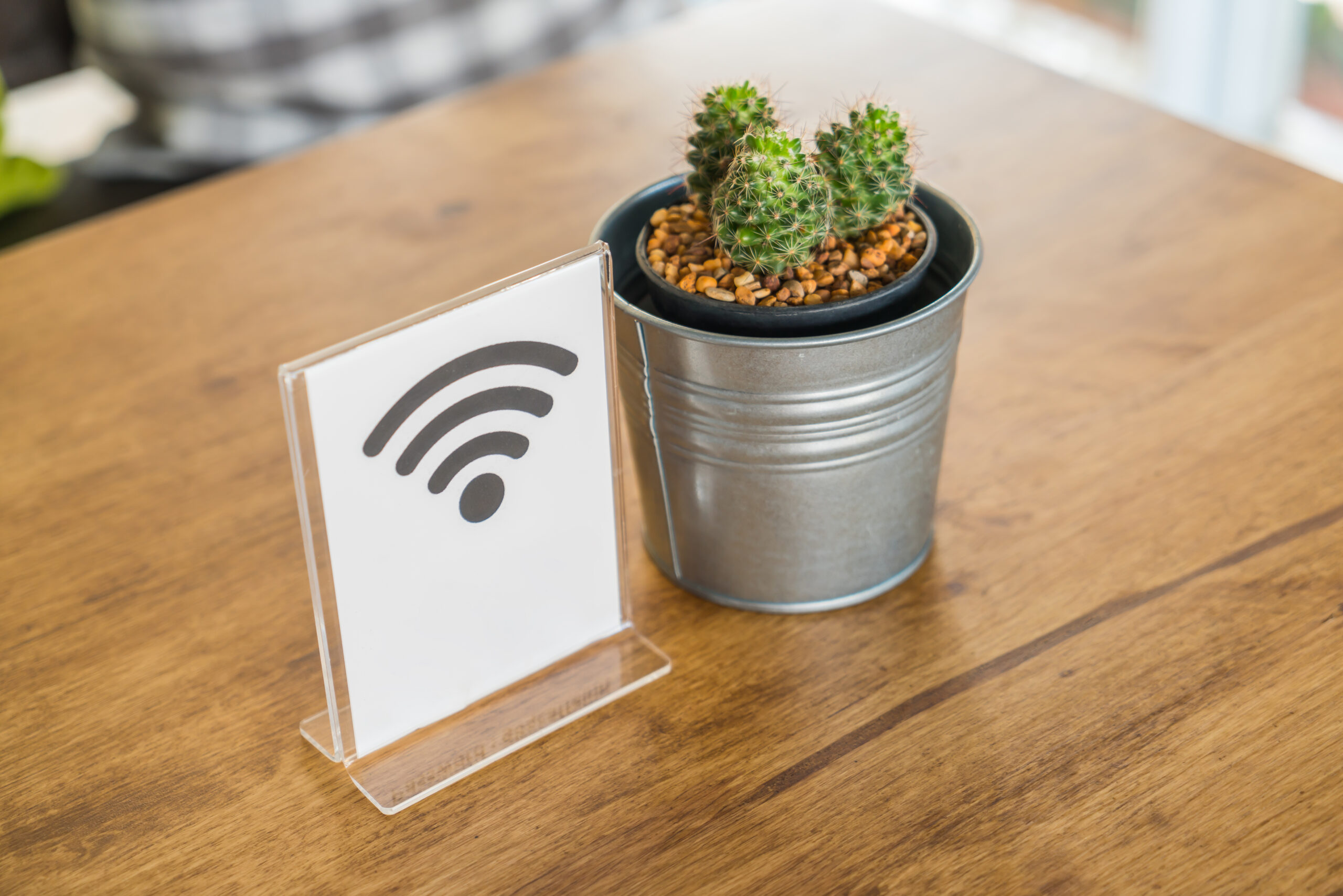 Imagem de Como fazer plaquinhas wi-fi para os clientes com QR Codes da QR Plus